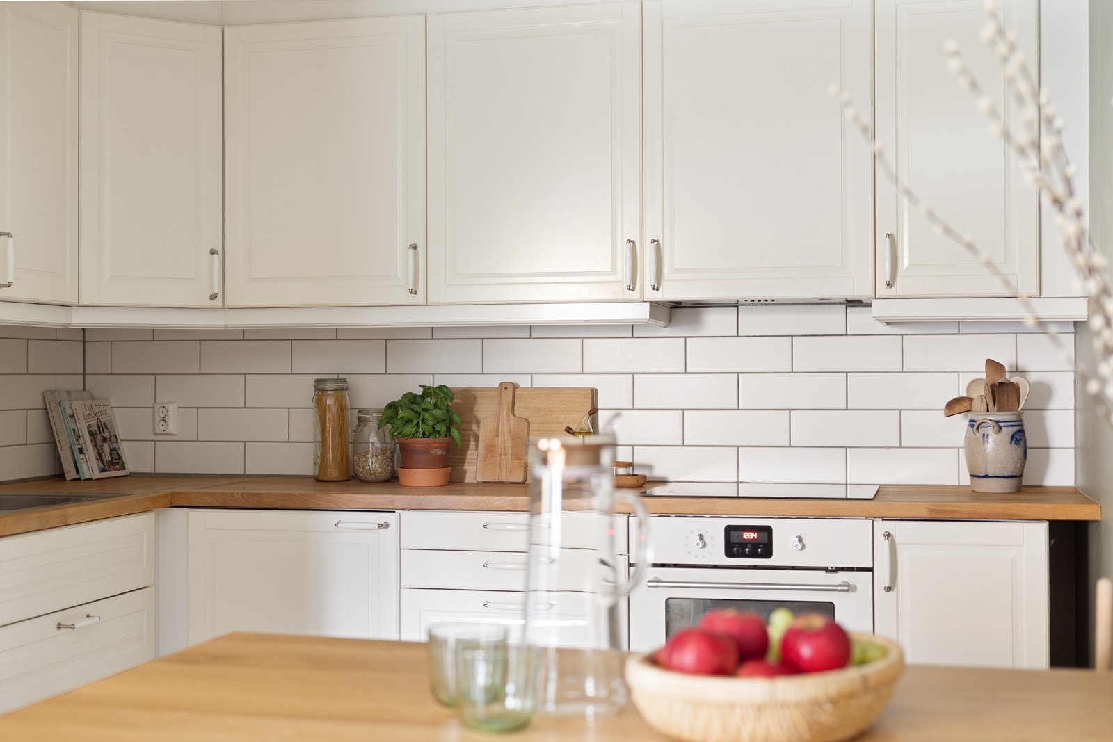 Benkeskapsbelysning under overskapene med stikkontakter. kullfilterventilator plassert i overskap og lekkasjestopper montert. Galleribilde