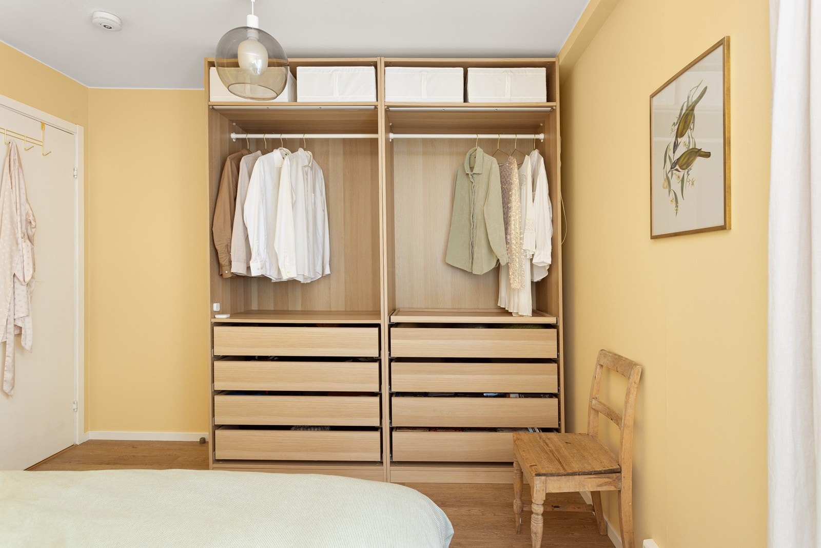 Stort medfølgende garderobeskap som har god lagringsplass. Galleribilde