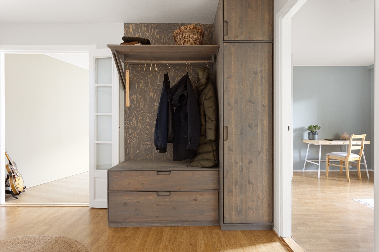 Her er det god plass til oppbevaring i plassbygd garderobe med plass til klær, sko og annet yttertøy. Galleribilde