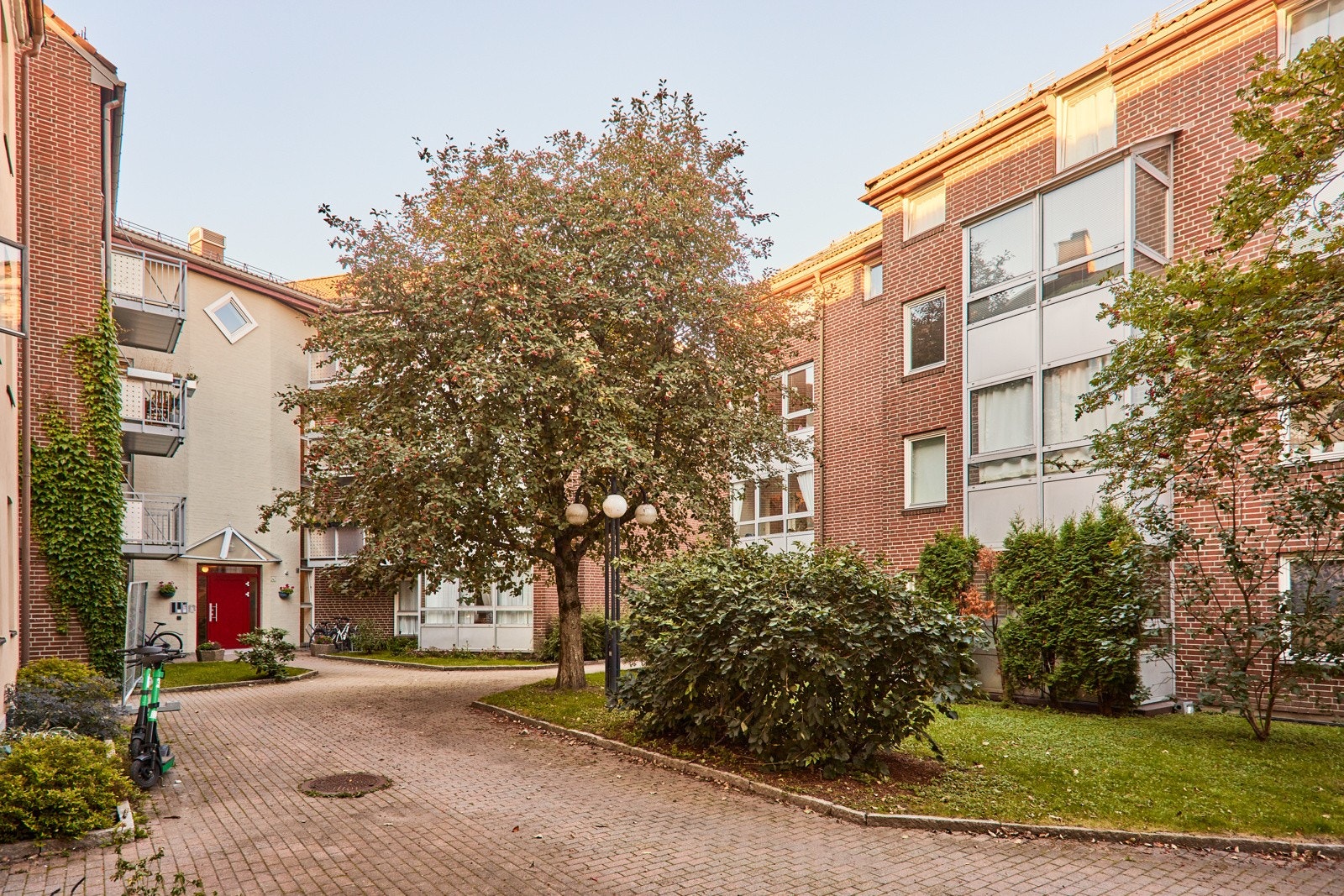 Hyggelig bakgård som er pent opparbeidet. Galleribilde