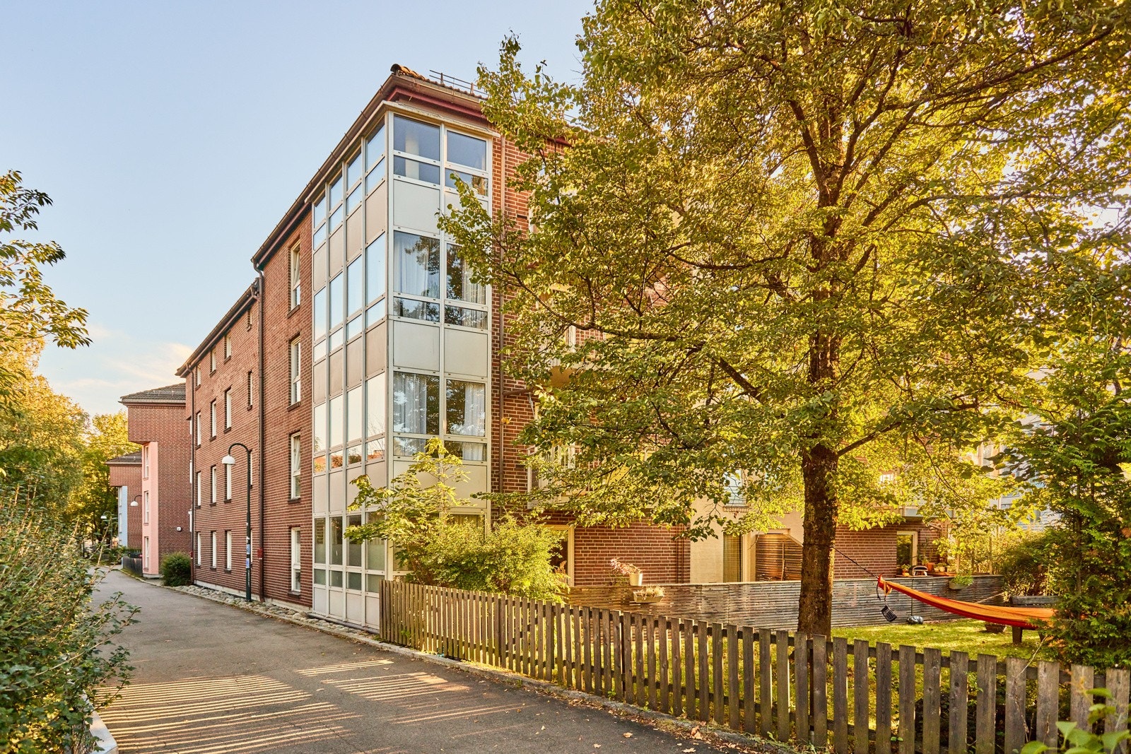 Her bor du i frodige omgivelser, samtidig som du har kort avstand til matbutikker og andre servicetilbud, kollektiv transport, hyggelige caféer m.m. Galleribilde