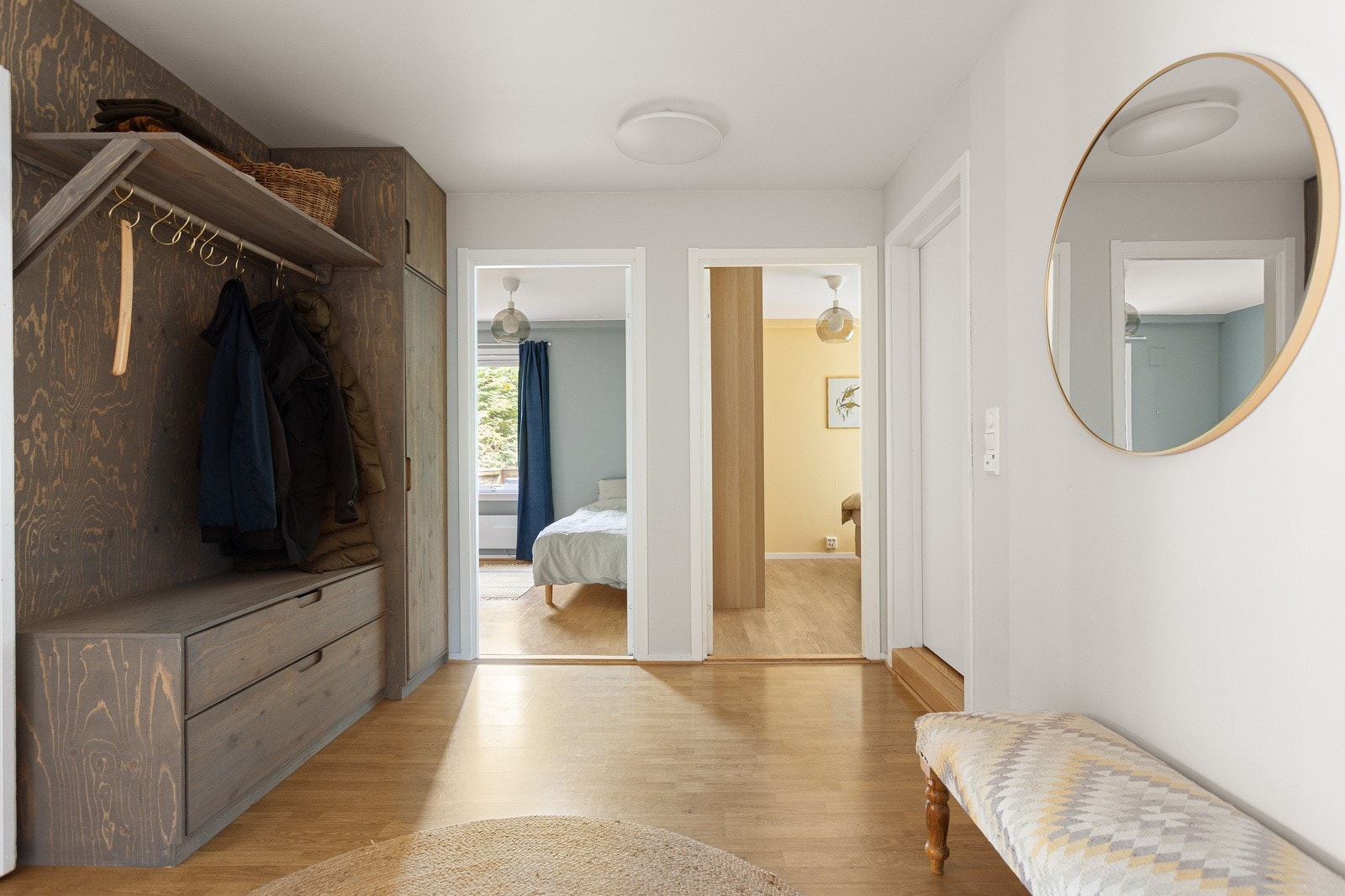 Fra entréen har du tilgang til soverommene. Galleribilde