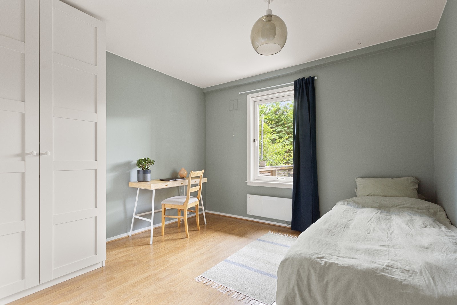 Her har du god plass til dobbeltseng, nattbord, kontorpult og oppbevaring i medfølgende garderobeskap. Galleribilde