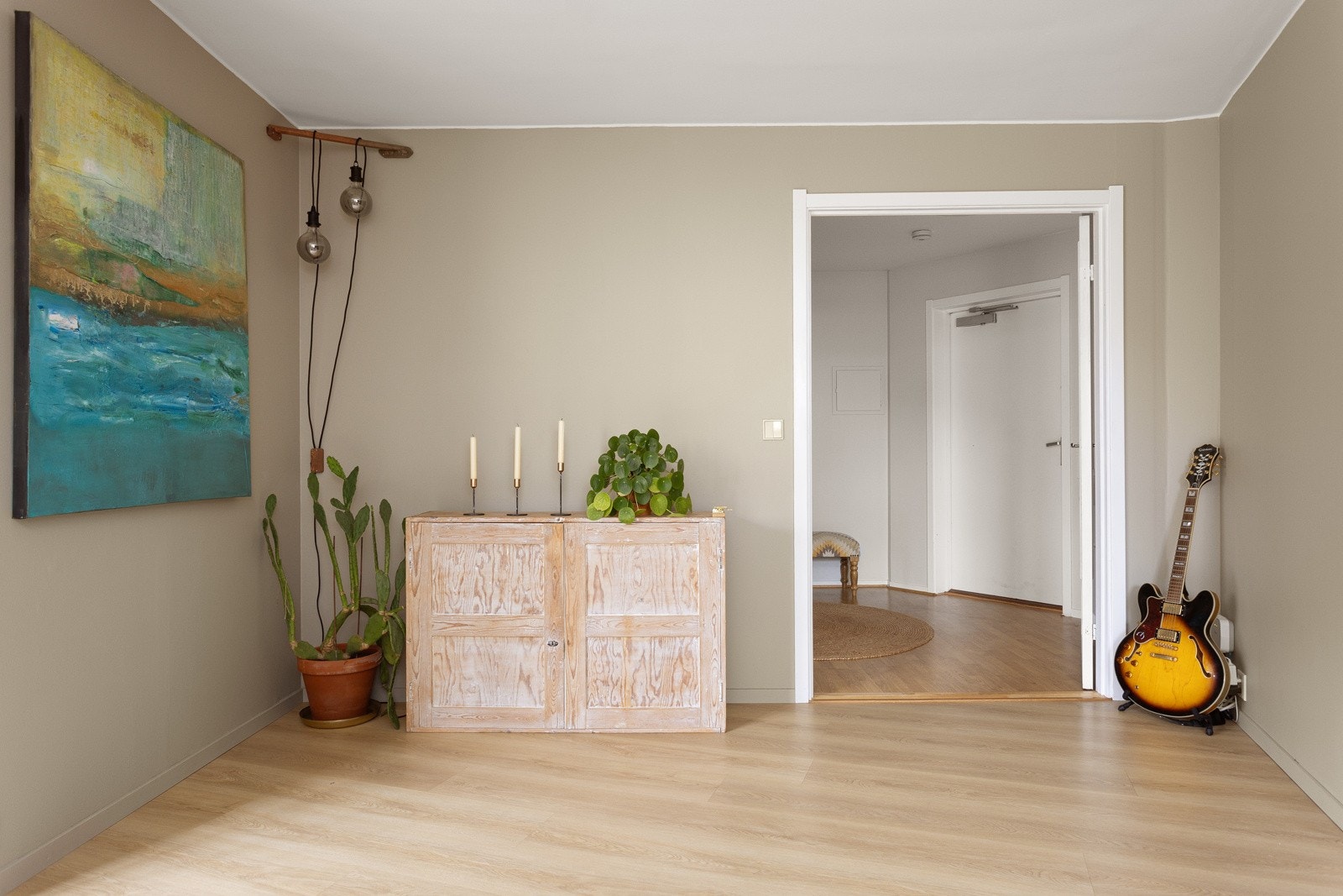 Stuen er vel gjennomført med delikate fargetoner på vegger og laminat på gulv. Galleribilde