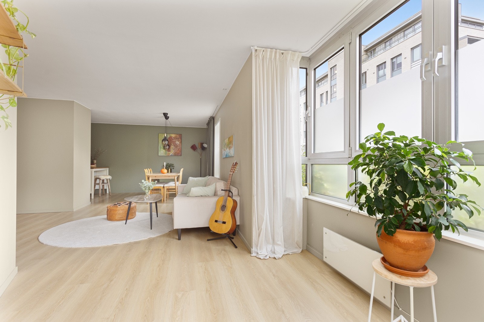 Størrelsen på stuen er god med plass til både sittegruppe med tilhørende tv-møblement og spiseplass. Galleribilde