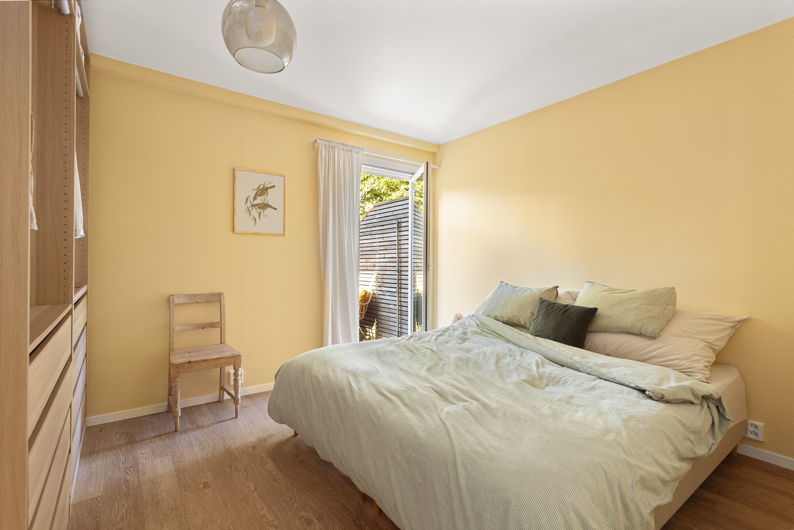 Hyggelig, stort og luftig hovedsoverom malt i behagelige farger. Galleribilde