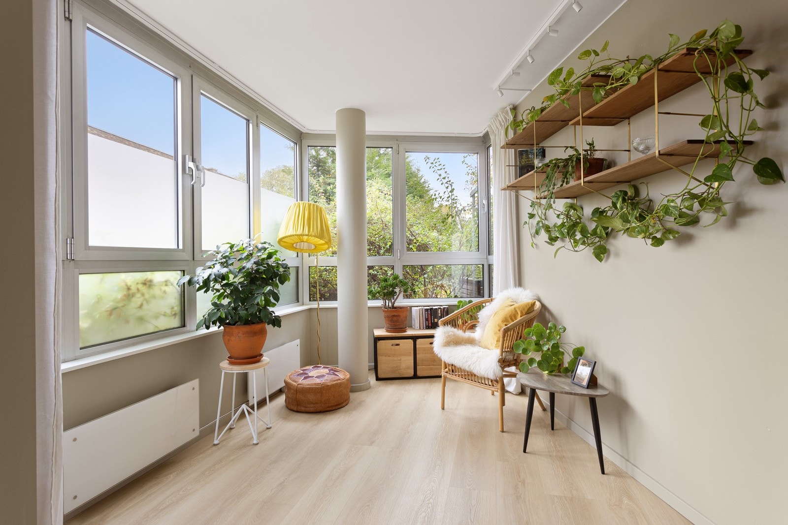 I hjørnet på stuen er det som tidligere var en vinterhage og i nyere tid har blitt innlemmet som en hyggelig del av leiligheten. Galleribilde