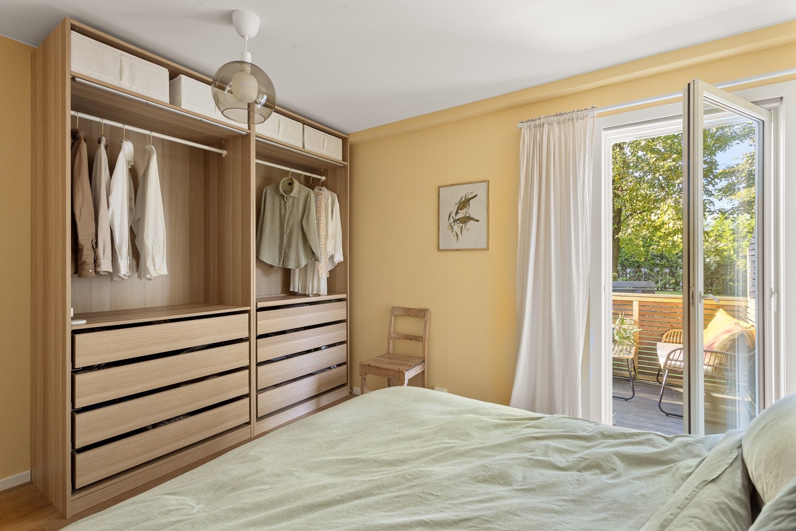 Her har du god plass til dobbeltseng, nattbord og kommode. Galleribilde