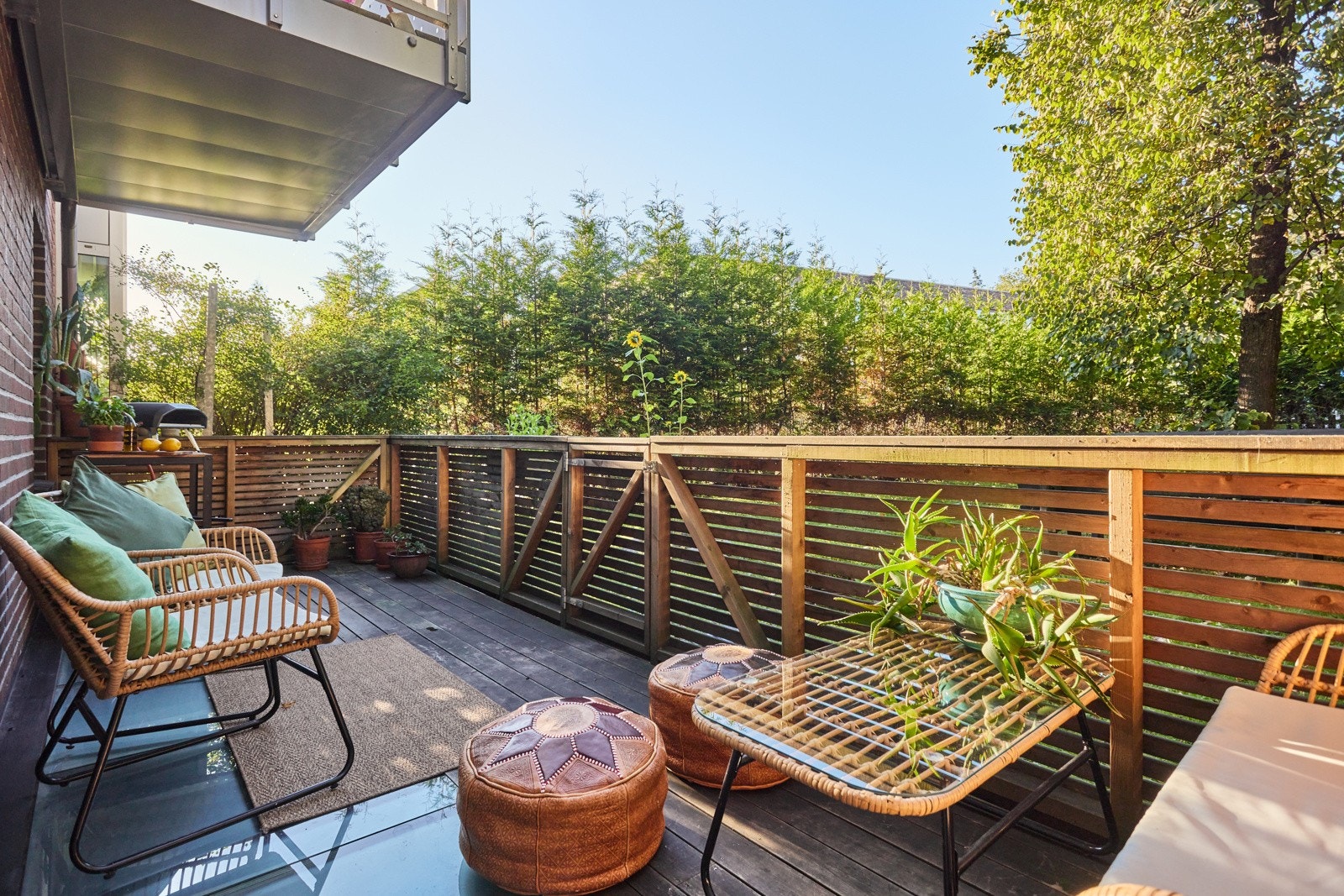 Her sitter du tilbaketrukket og usjenert med frodig utsyn. Dette er en fin plass på varme sommerdager! Galleribilde