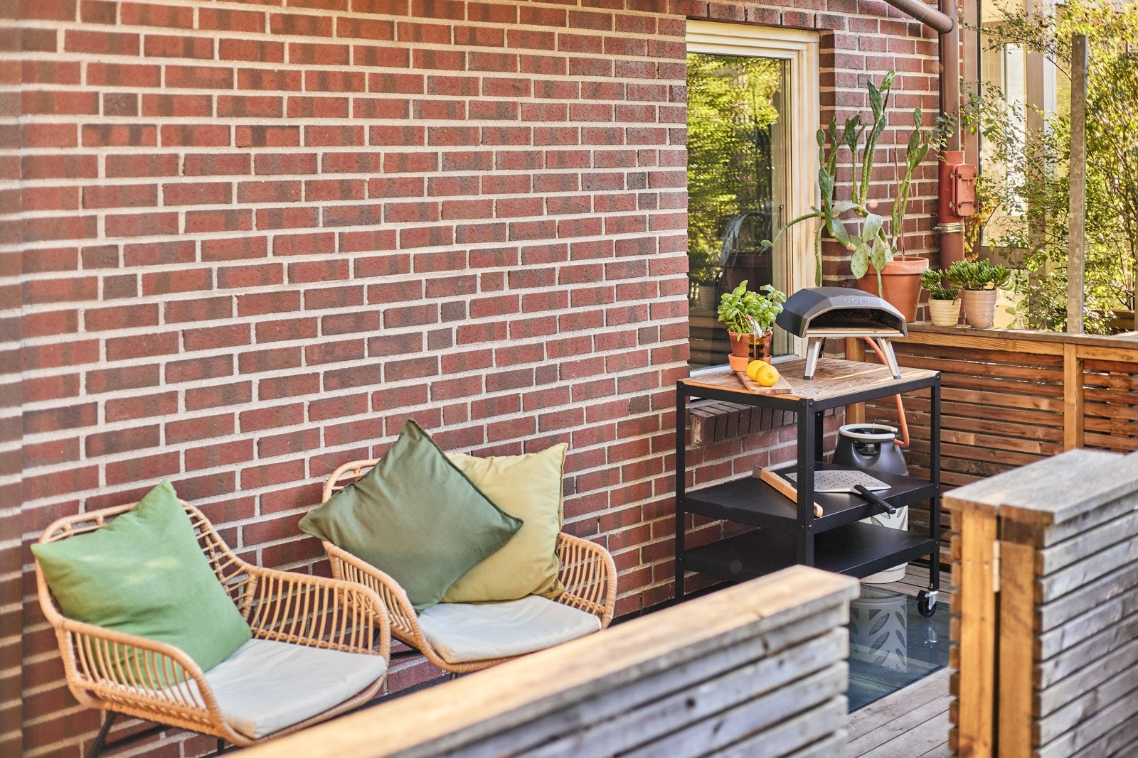 Terrassen er belagt med terrassebord og glassplater. Galleribilde