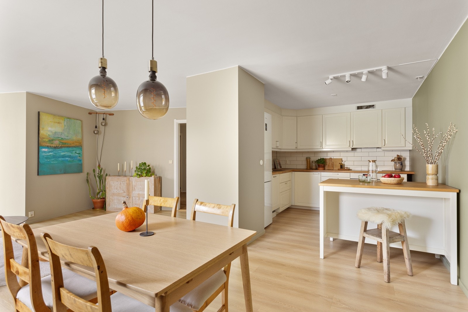 Kjøkkenet ligger i en delvis åpne løsningen mot stuen som er både sosial og praktisk. Galleribilde