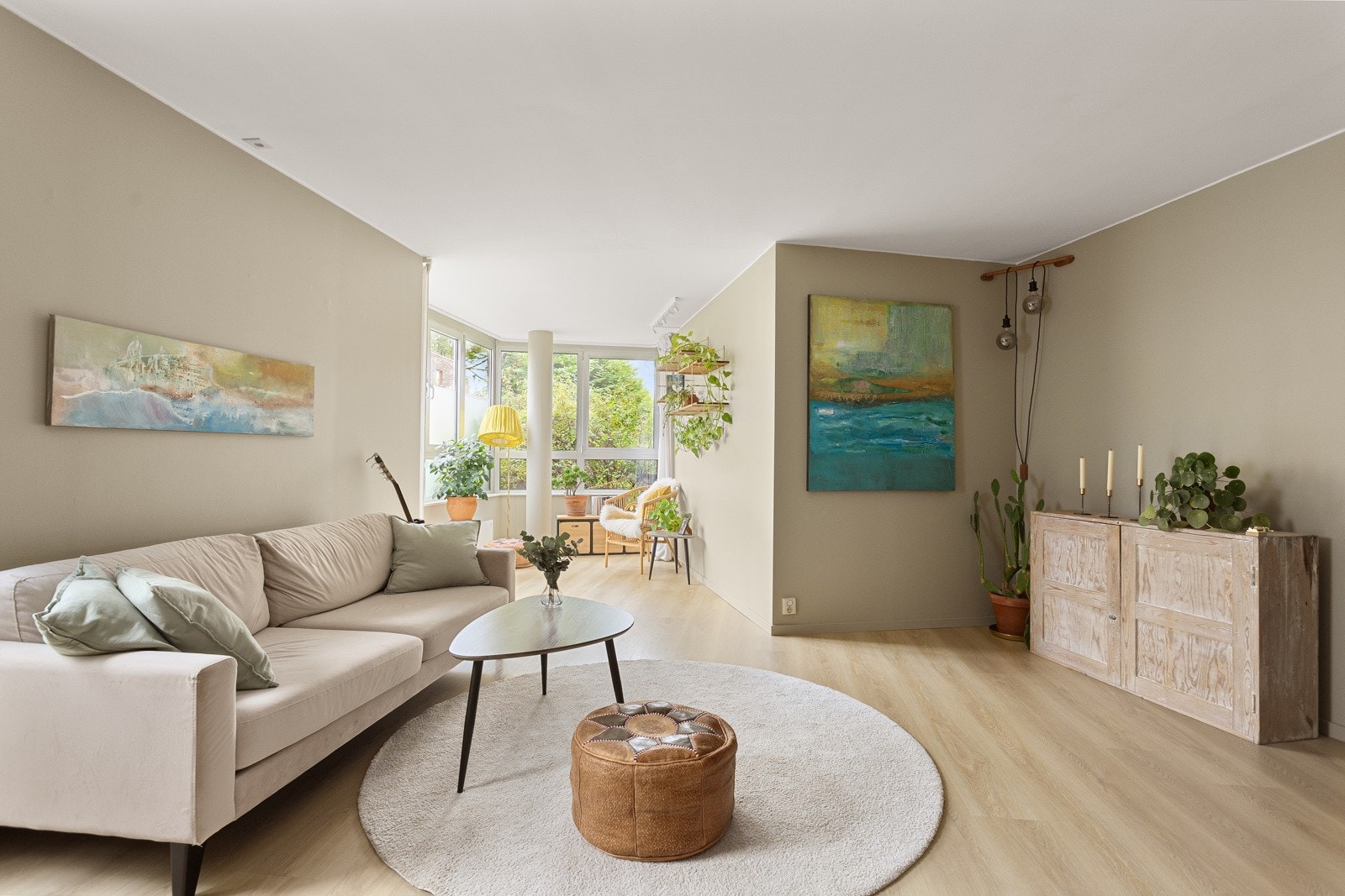 Leiligheten har stor, luftig stue med store vindusflater som gir svært gode lysforhold og gir en god romfølelse. Galleribilde