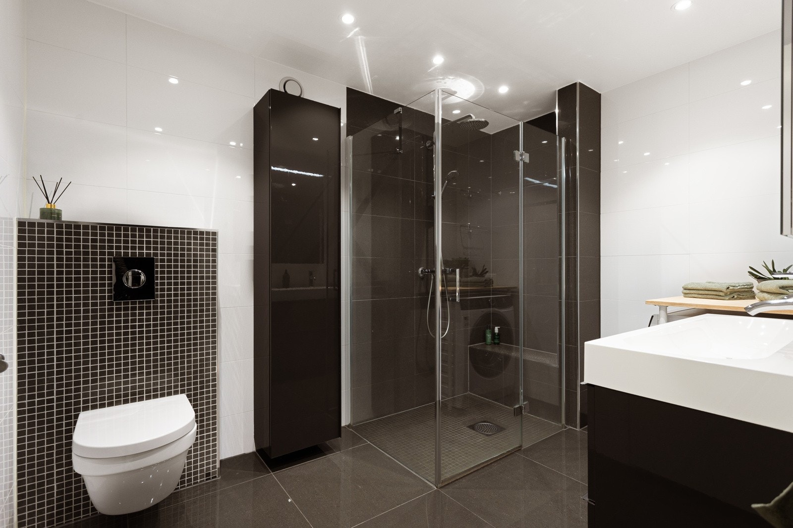 Leiligheten har et pent flislagt baderom fra 2017. Galleribilde