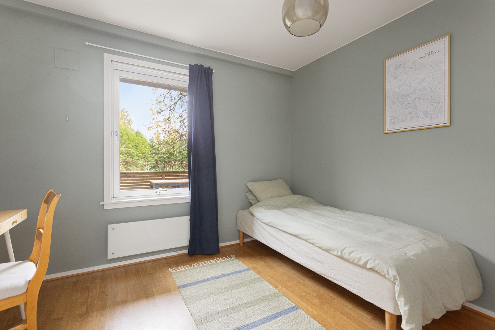 Leilighetens andre soverom er også av god størrelse og passer utmerket til barnerom, gjesterom eller kontor. Galleribilde