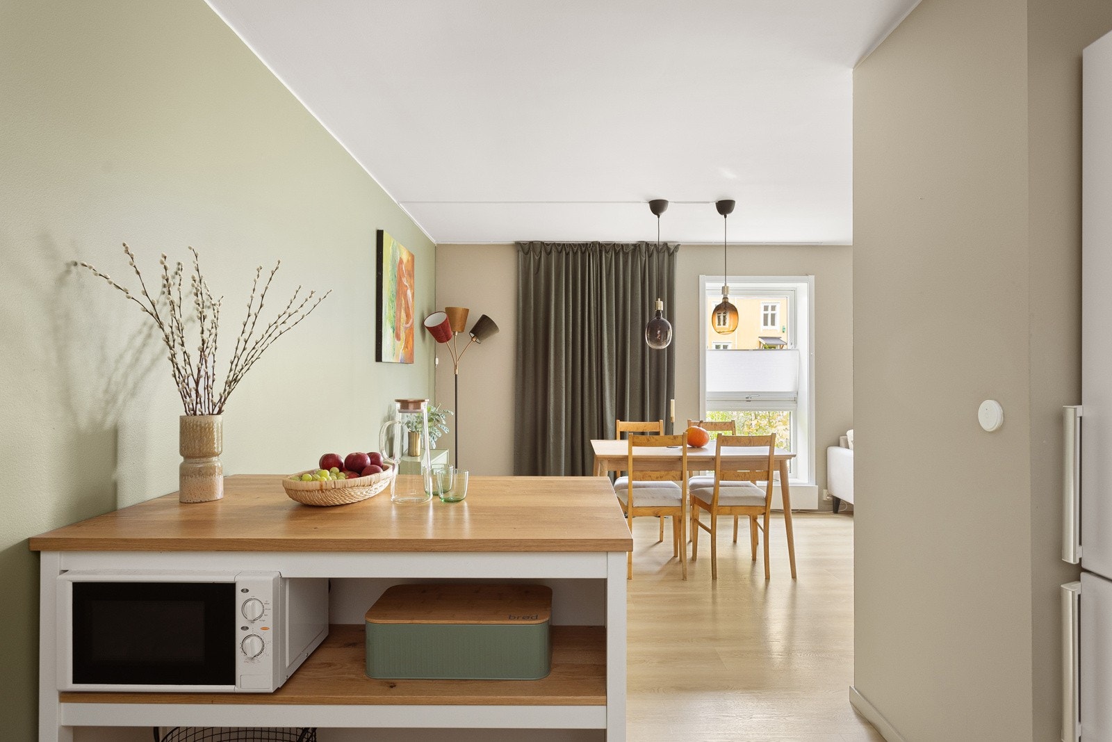 Praktisk kjøkkenøy gir ekstra benkeplass og ytterligere oppbevaringsmuligheter. Galleribilde