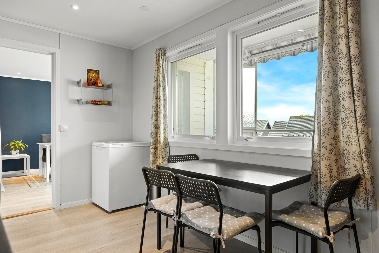 Kjøkkenet har utsyn mot balkong der det er markise som skjermer mot sola Galleribilde