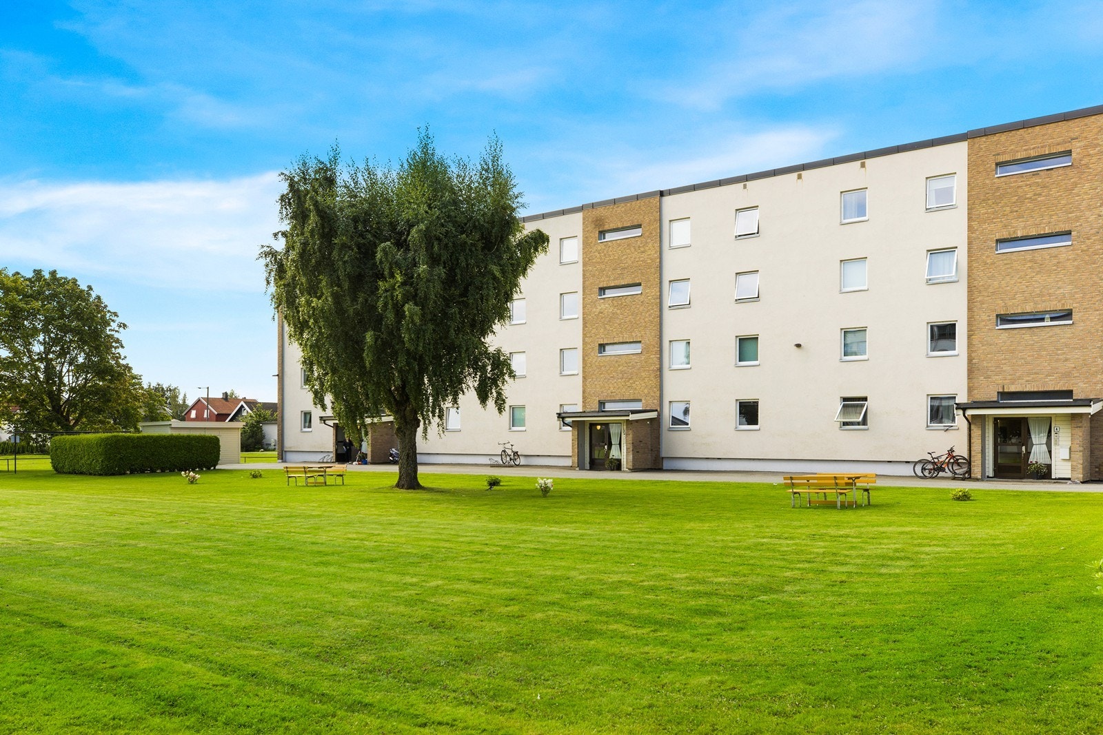 Borettslaget har fine opparbeidet fellesarealer. Rett utenfor inngangsdører er det god plass å boltre seg på. Galleribilde