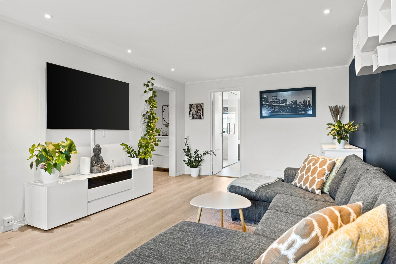 Stuen har farger og materialvalg som gir et moderne uttrykk Galleribilde