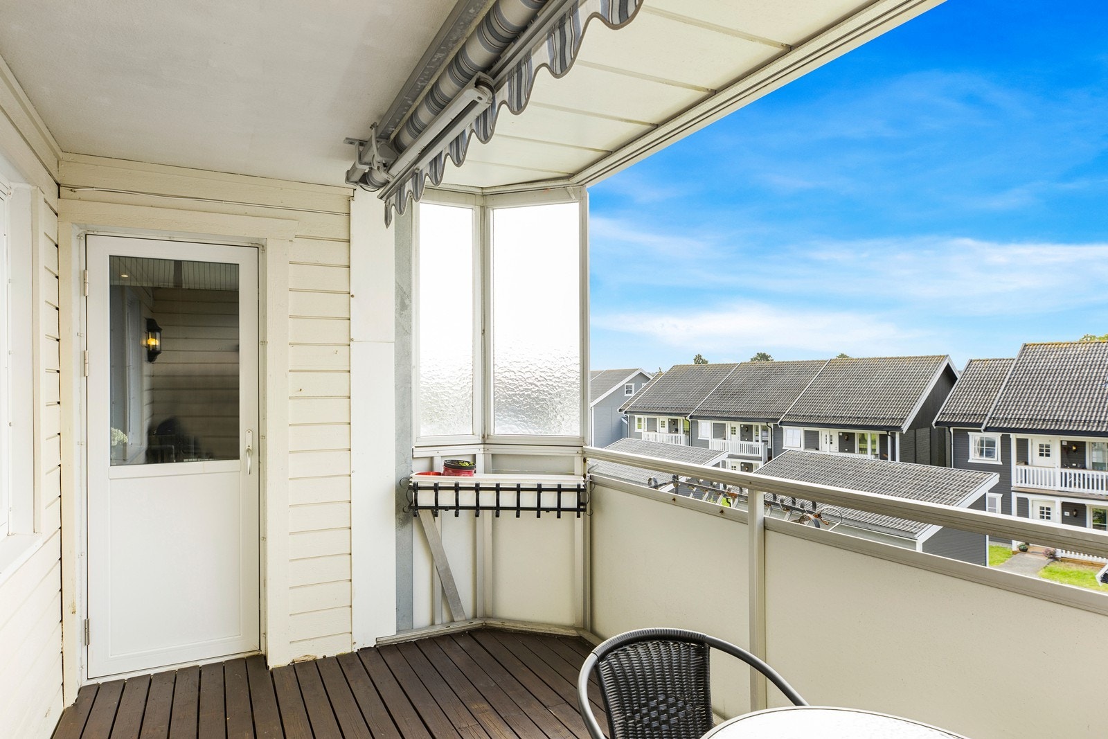 Balkongen er overbygget og noe skjermet mot vær og innsyn. Galleribilde