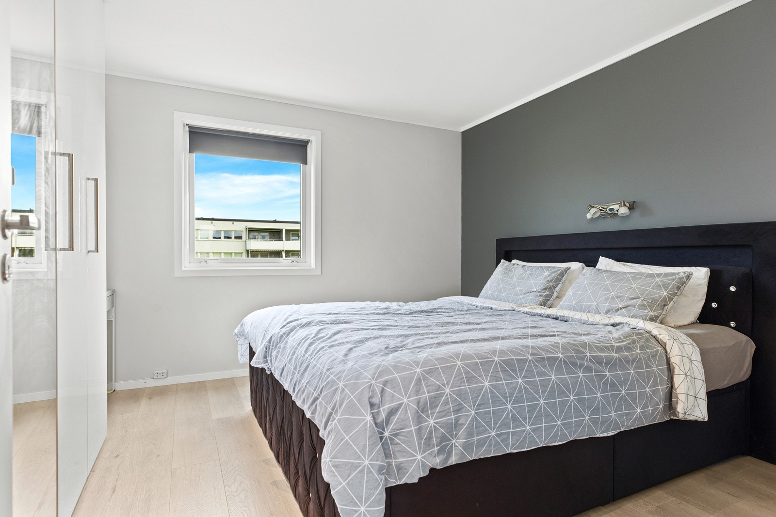 Hovedsoverommet er av god størrelse. Det er plass til dobbeltseng og det er garderobeskap Galleribilde