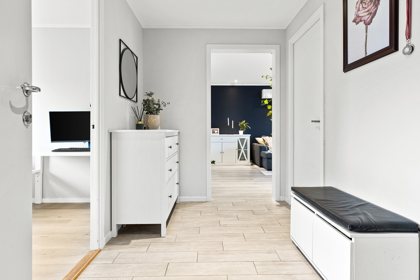 Entré med plass til oppheng av ytterklær og oppbevaring av sko Galleribilde