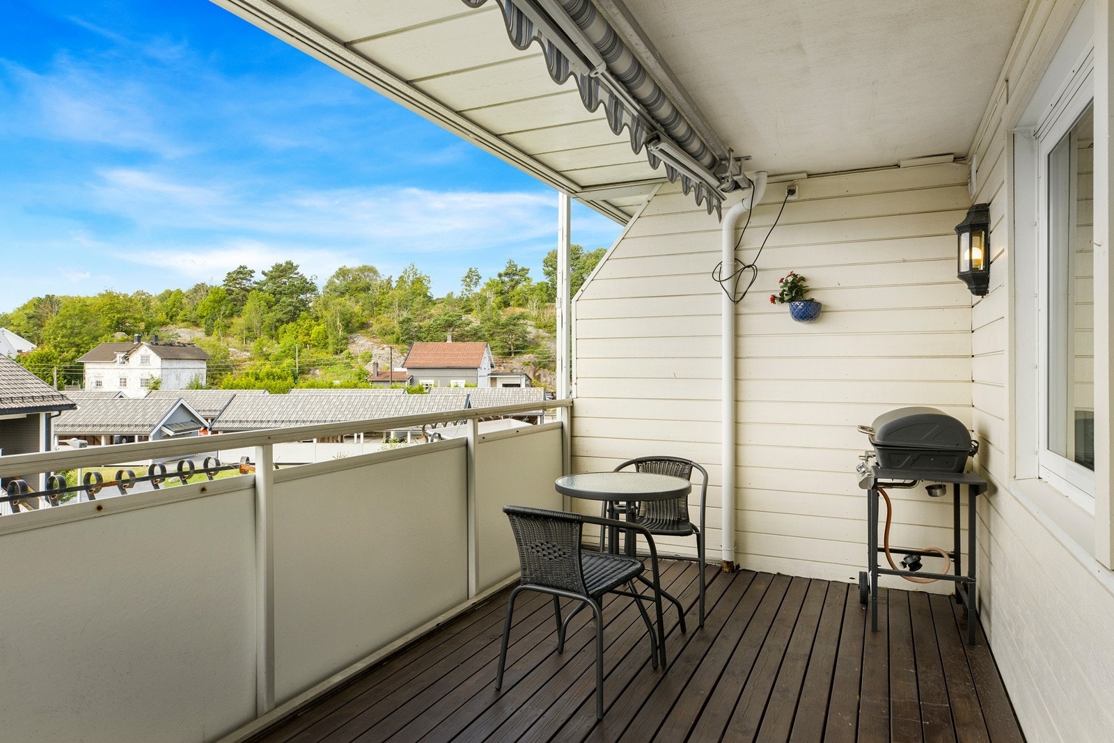 Balkong på ca 10 kvm med montert markise. Her er det plass til balkongmøbler og annet balkonginteriør. Galleribilde