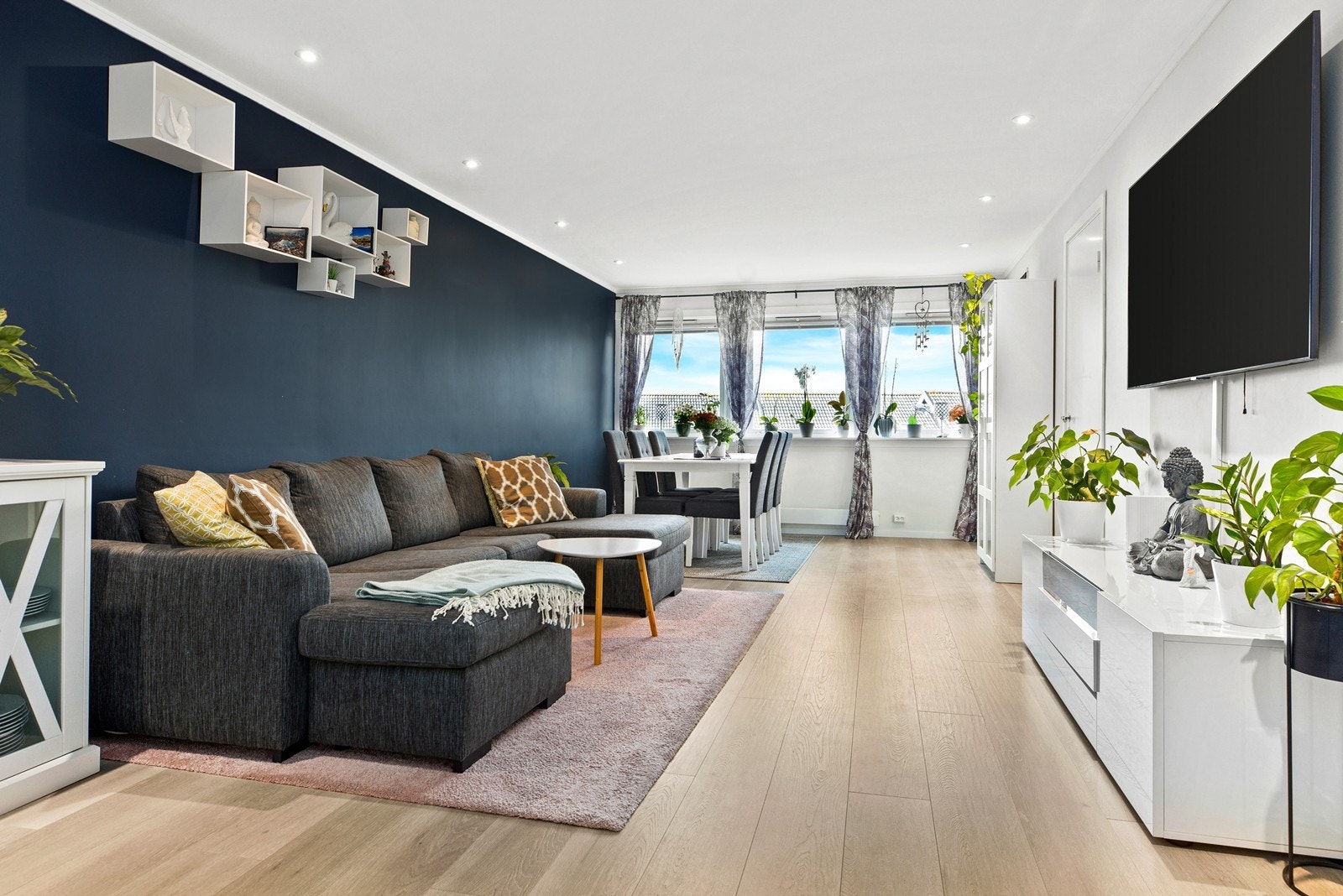 tillegg til dagslys fra tre vinduer er det downlights som gir godt med lys i rommet Galleribilde