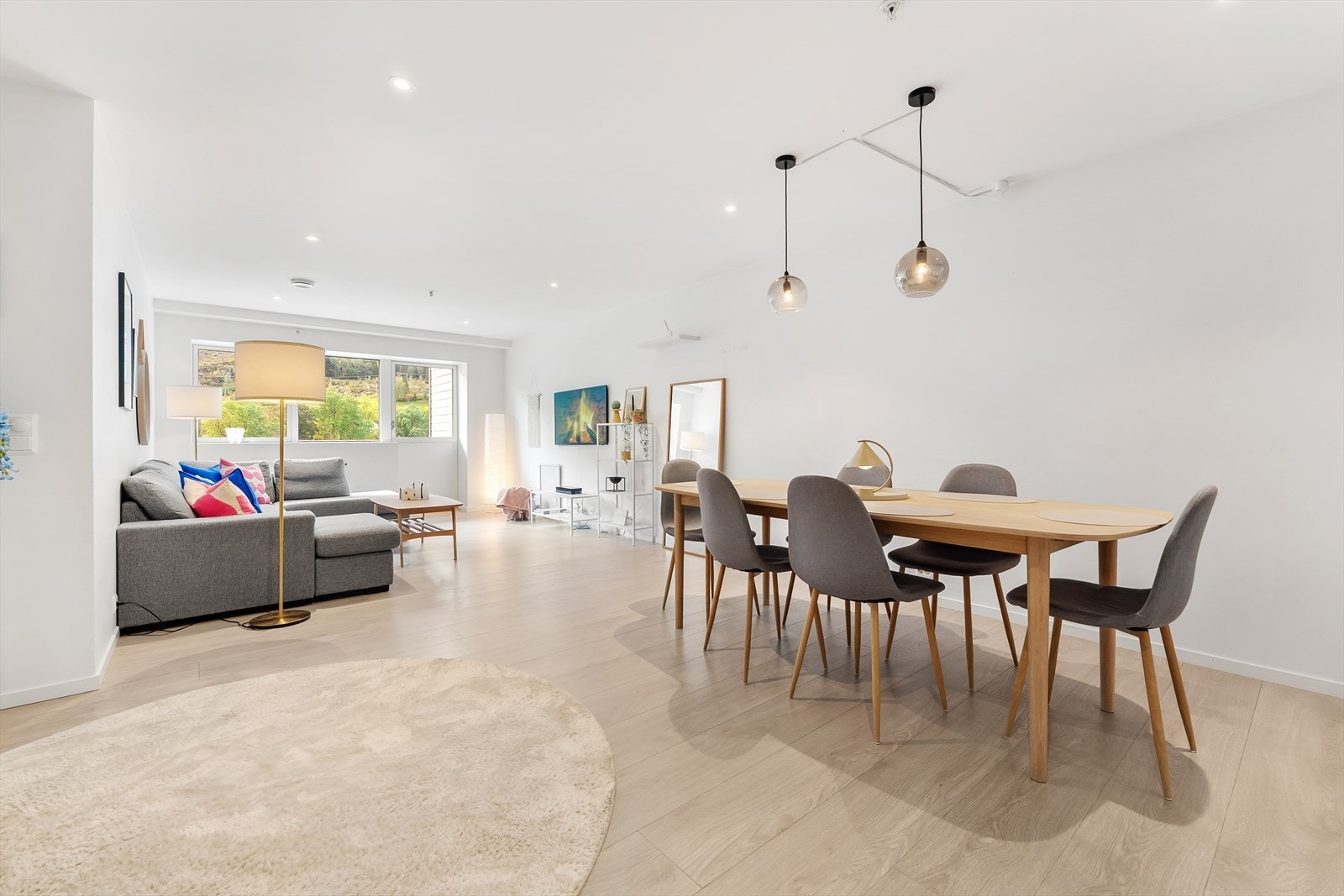 Mot stue med utgang til veranda Galleribilde