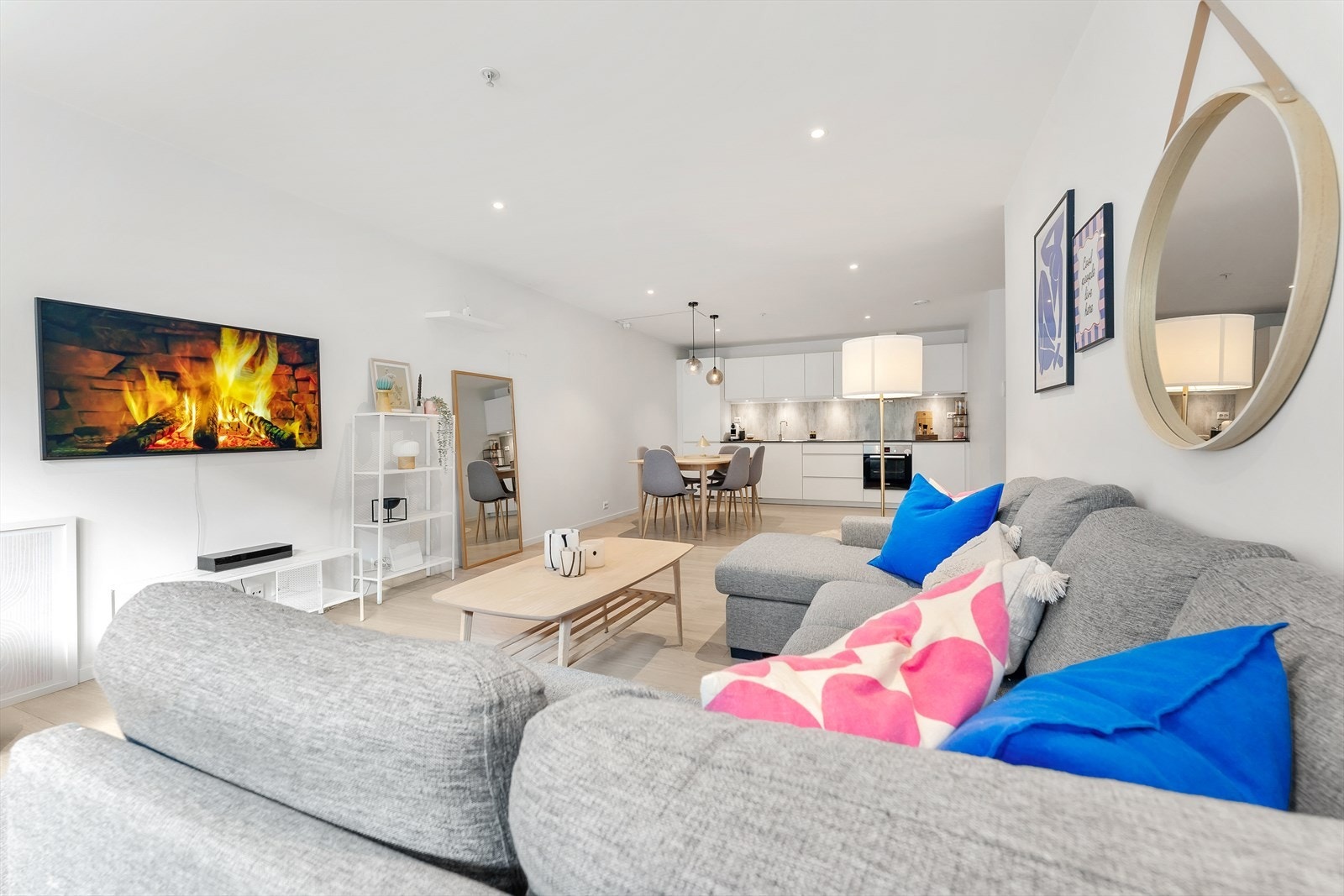 Koselig stue mot kjøkken Galleribilde