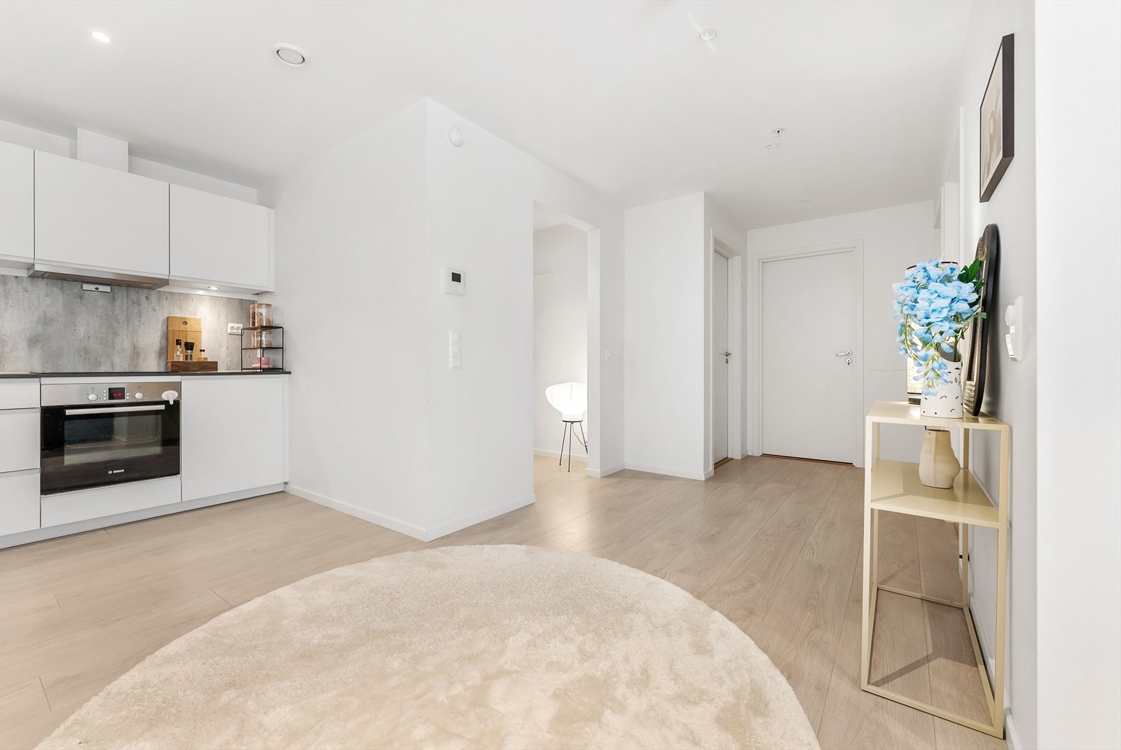 Kjøkken mot mellomgang og soverom/baderom Galleribilde