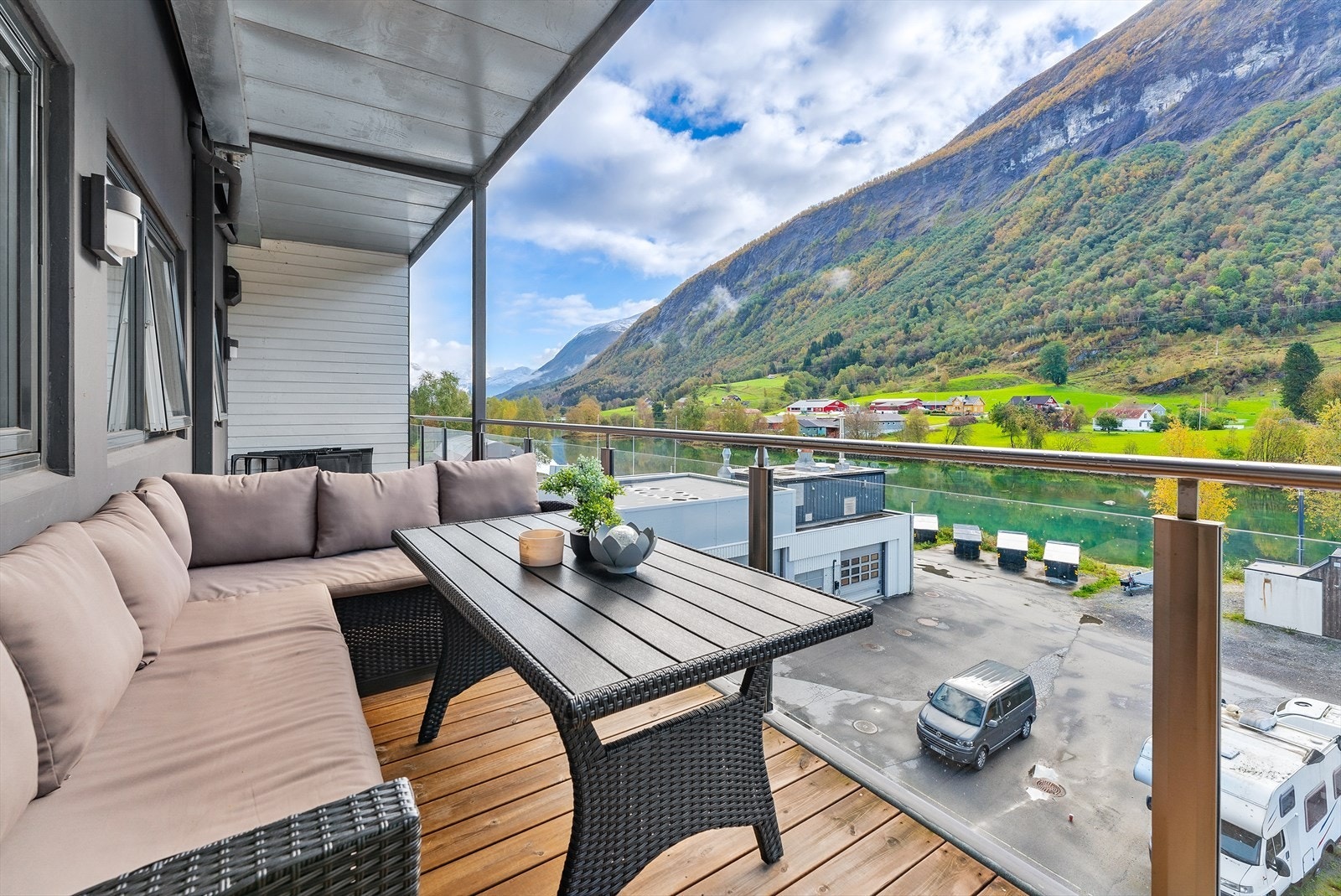 Fin utsikt mot elva og den vakre naturen i kring Galleribilde