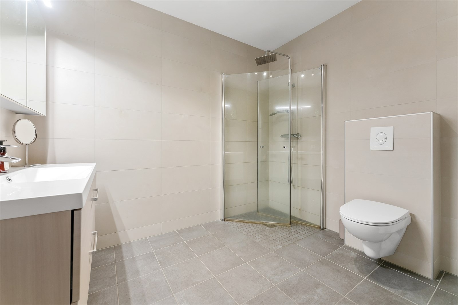 Baderom med lune farger. Dusjhjørne med bevegelige dører Galleribilde