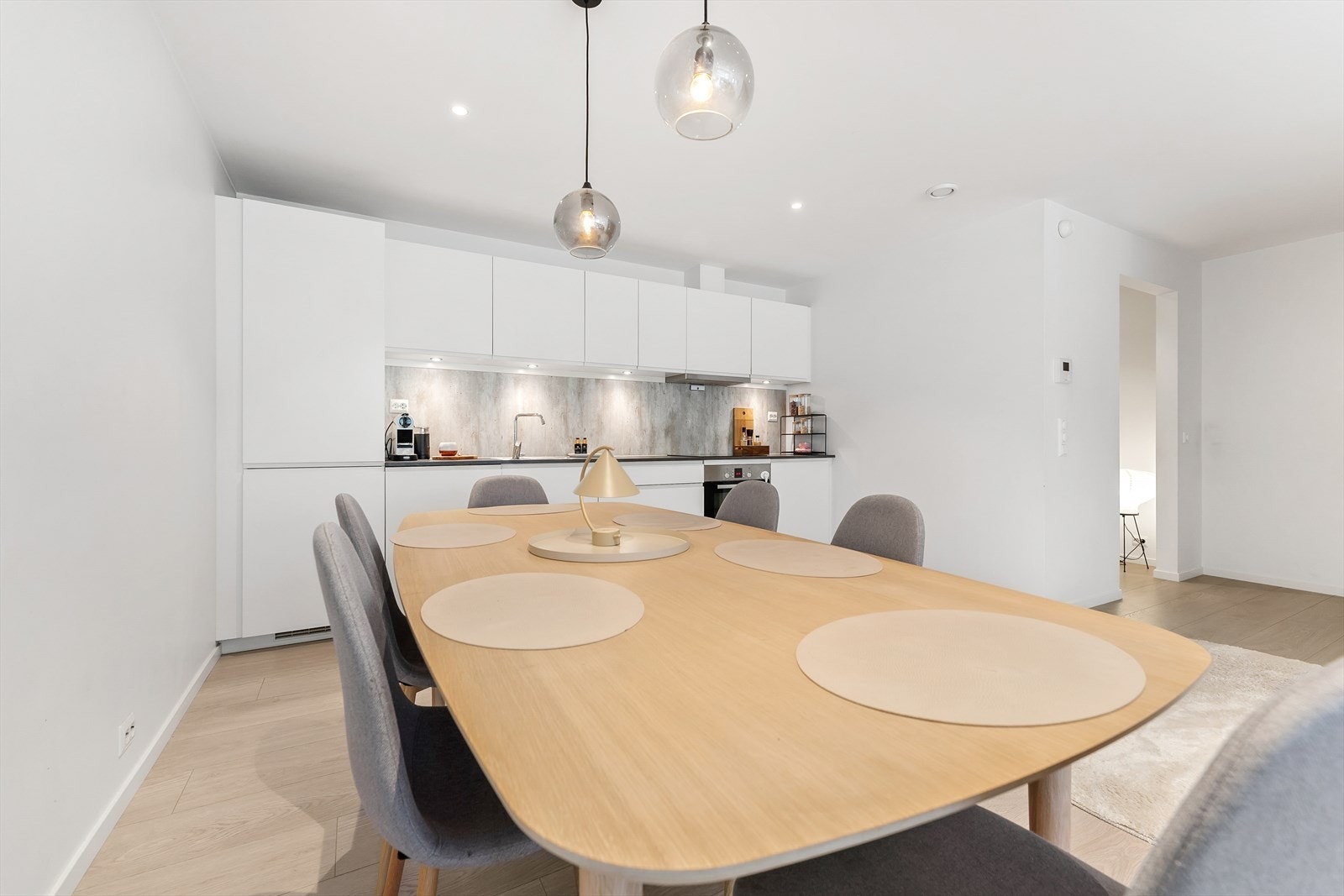 Spisestue mot kjøkken og gang mot høgre Galleribilde