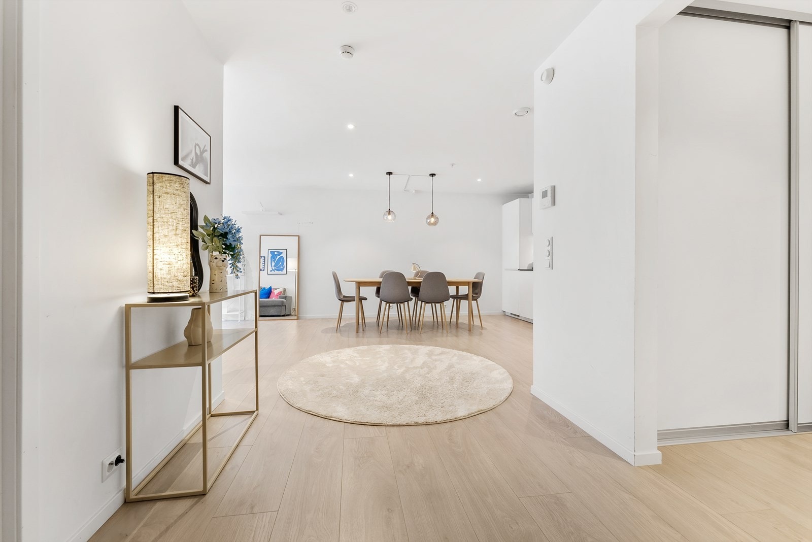 Frå inngangspartiet kjem du inn til ein mellomgang mot spisestue ved kjøkkenet Galleribilde