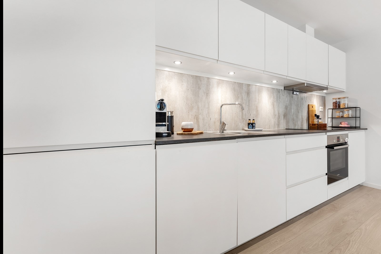 Moderne kjøkkeninnreiing med integrerte kvitevarer Galleribilde