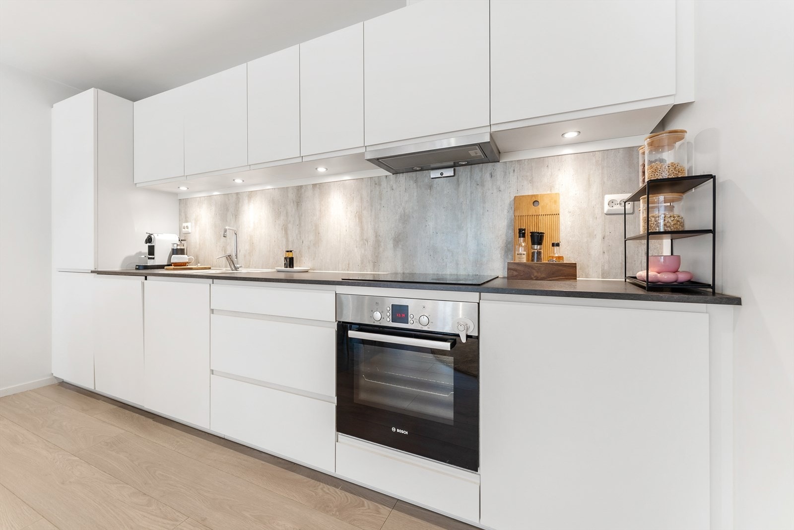 Lys og moderne kjøkkeninnreiing Galleribilde