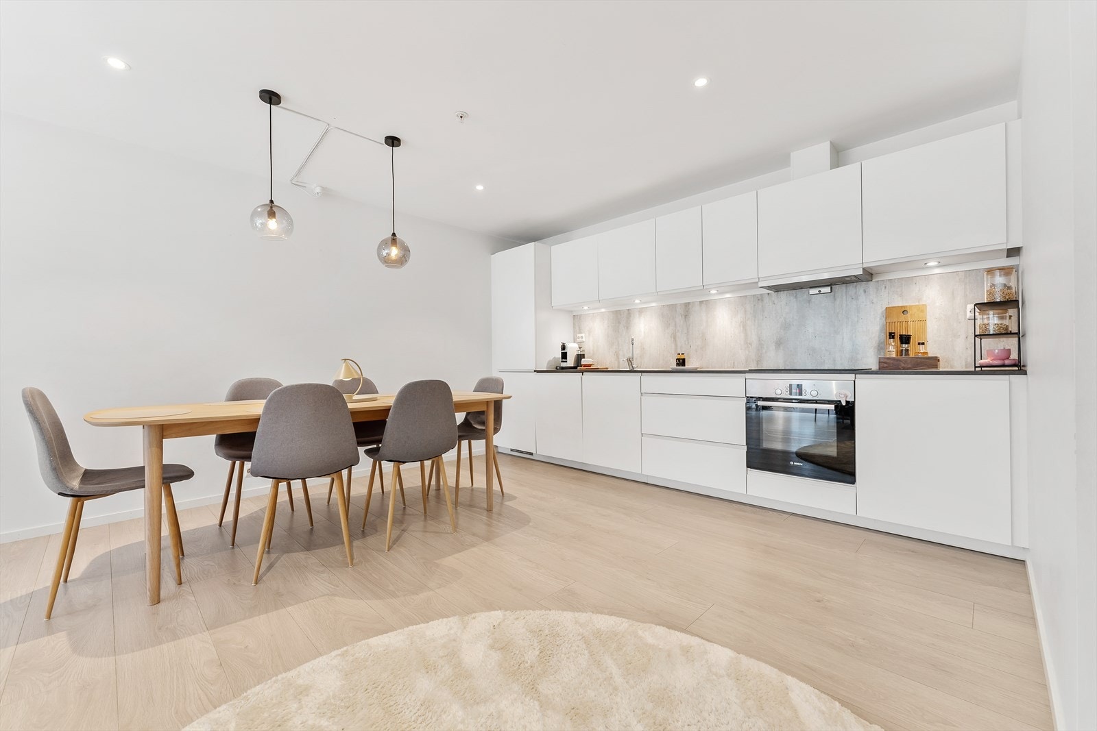 God plass til spisestue med kjøkkenet Galleribilde