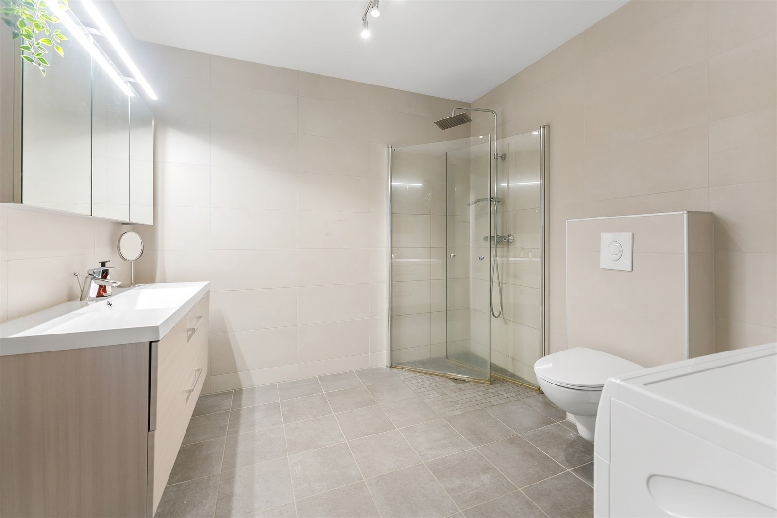 Innreiing baderom med plass for vaskemaskin mot høgre Galleribilde