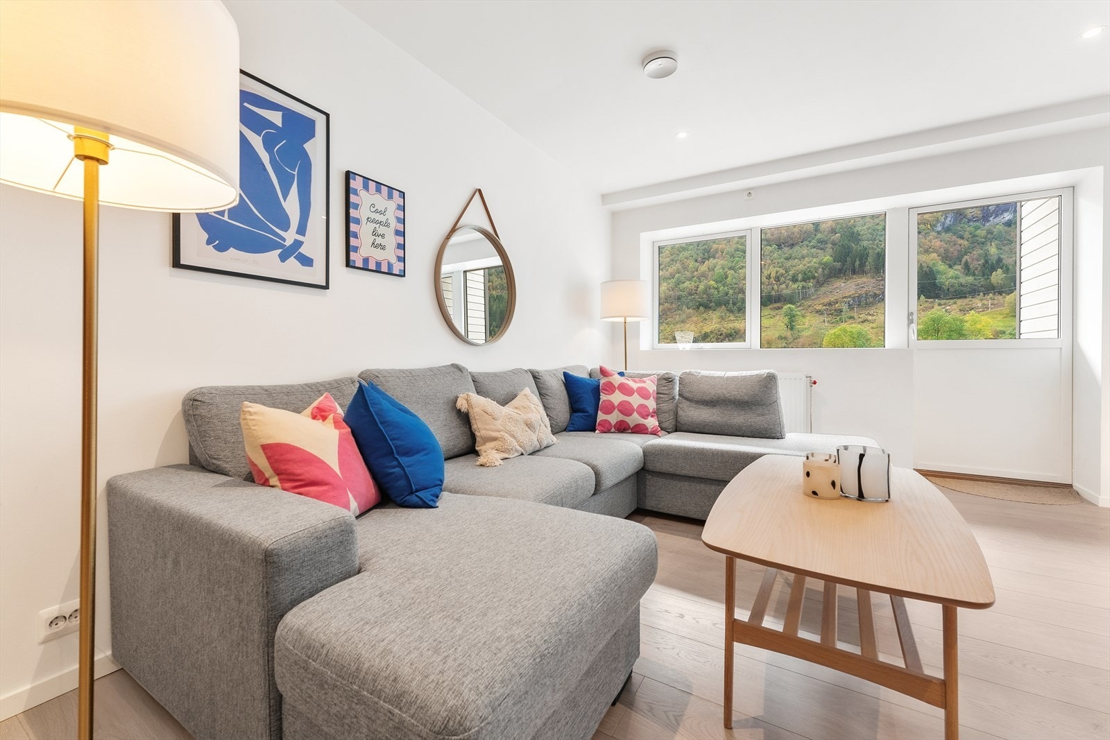 Del av stue med utgang til veranda Galleribilde