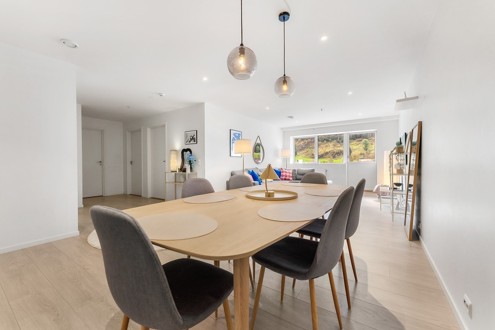 Frå spisestue mot soverom og baderom bak til venstre. Galleribilde