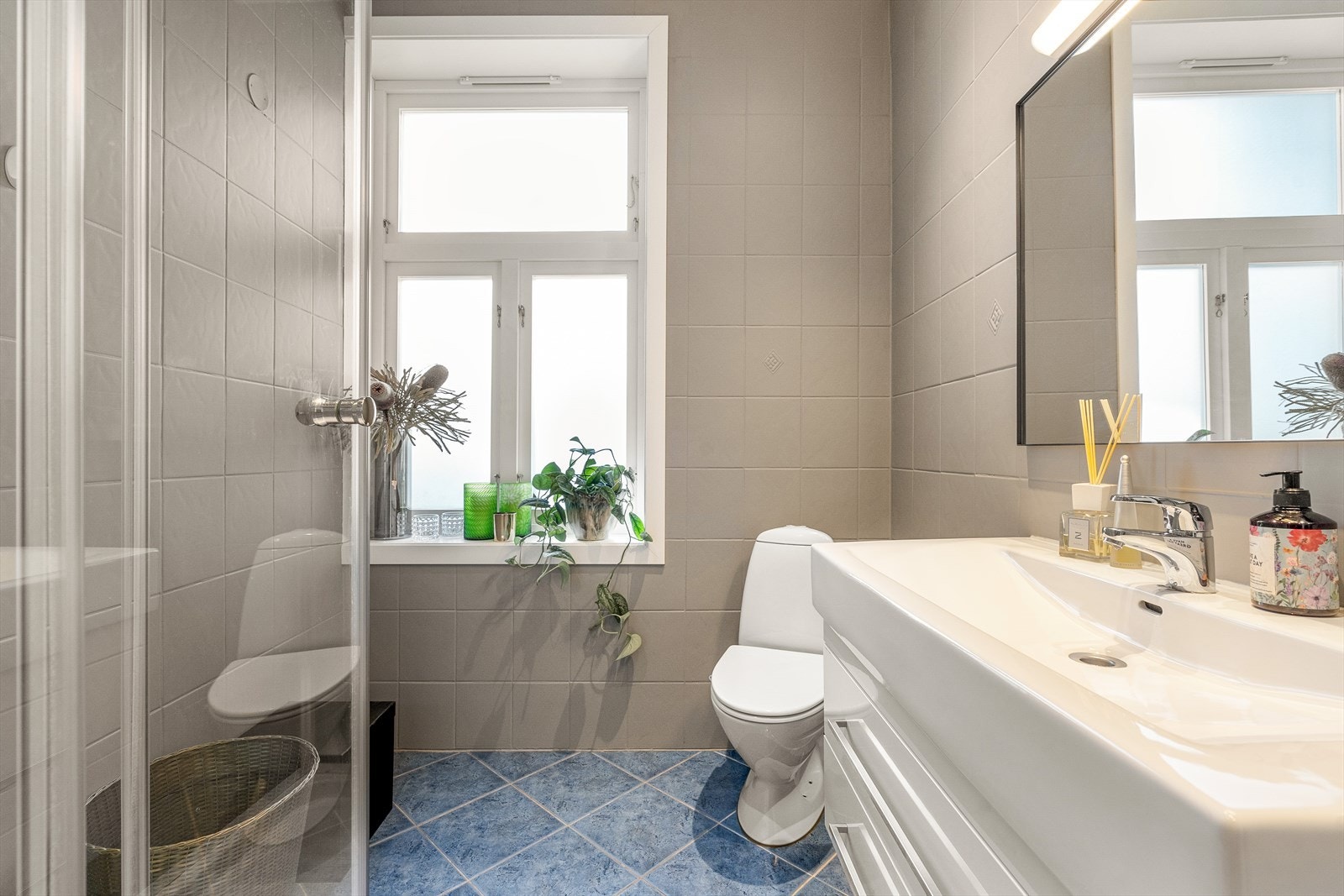 Badet er utstyrt med dusjkabinett, naturlig ventilasjon, wc, dusjkabinett, servant med ettgreps blandebatteri og opplegg for vaskemaskin. Galleribilde