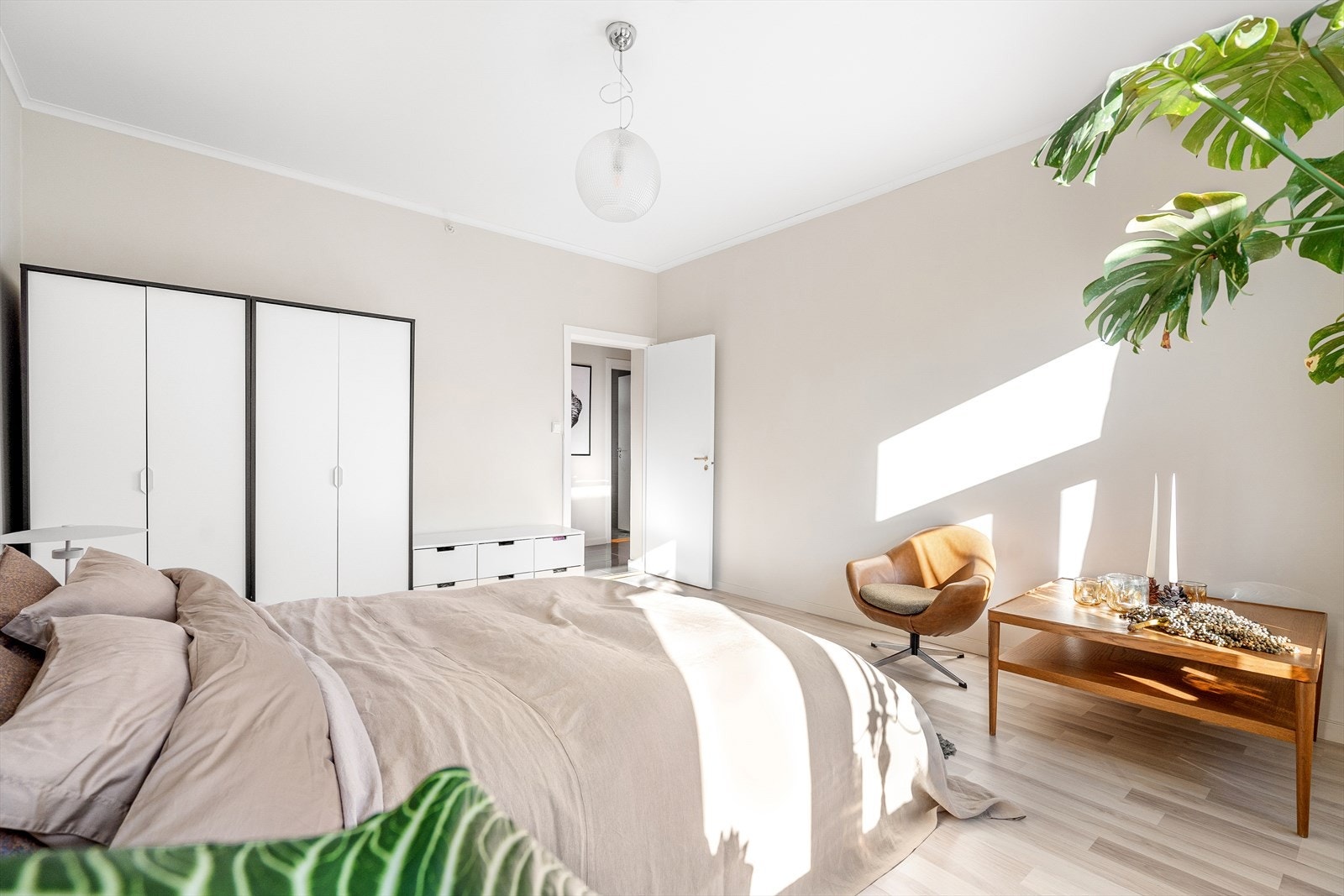 Rommet har flere innredningsmuligheter med god plass til skrivepult og garderobeskap Galleribilde