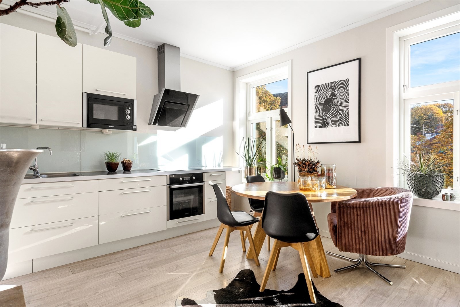 På kjøkkenet har du plass til et hyggelig spisebord Galleribilde