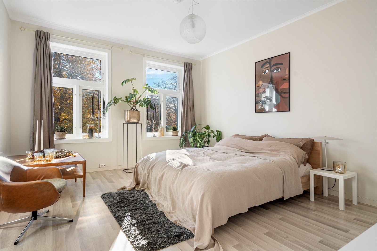 Lyst og pent soverom med plass til dobbeltseng og nattbord Galleribilde