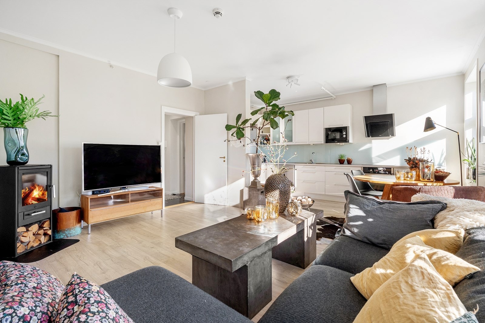 Trivelig og sosial stue- og kjøkkenløsning Galleribilde