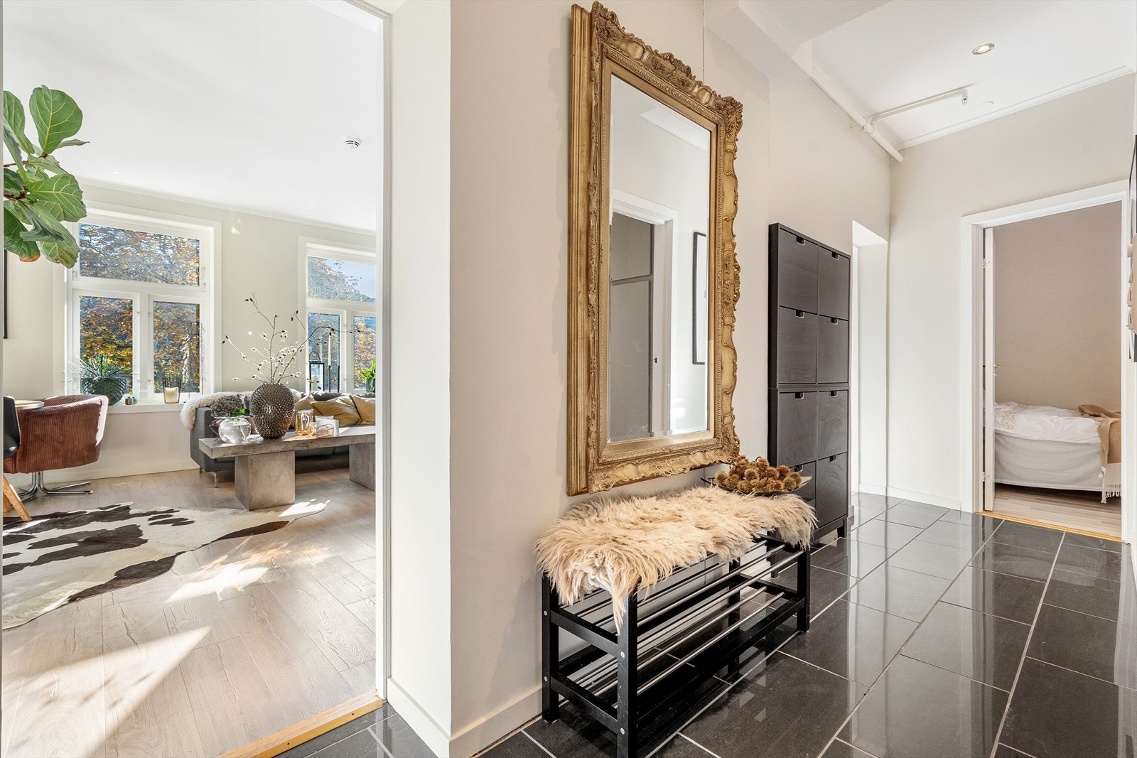 Hyggelig entré med plass til garderobeskap. Det er behagelig gulvvarme i entré. Galleribilde