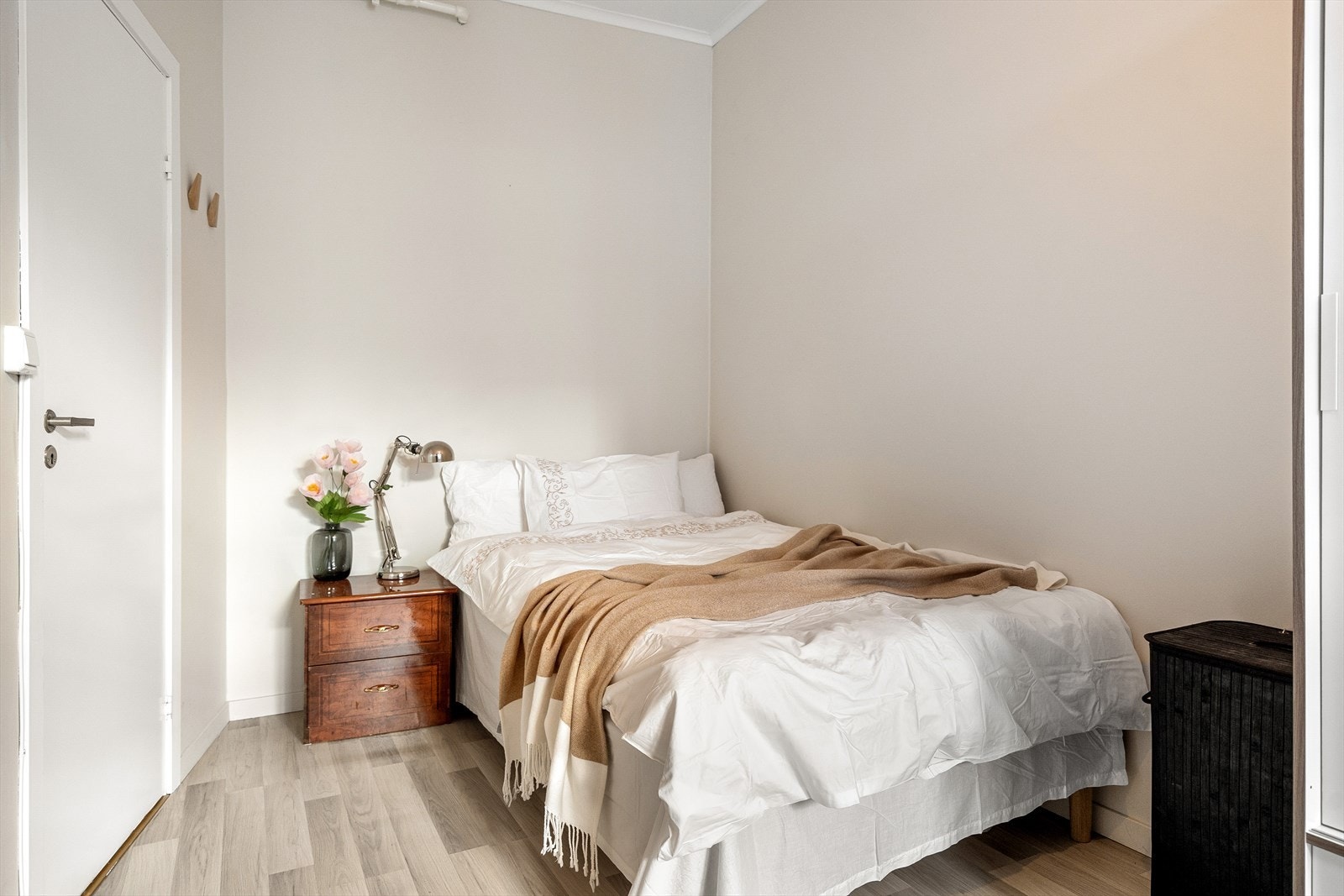 Soverom 2 har god plass til seng med tilhørende nattbord. Galleribilde