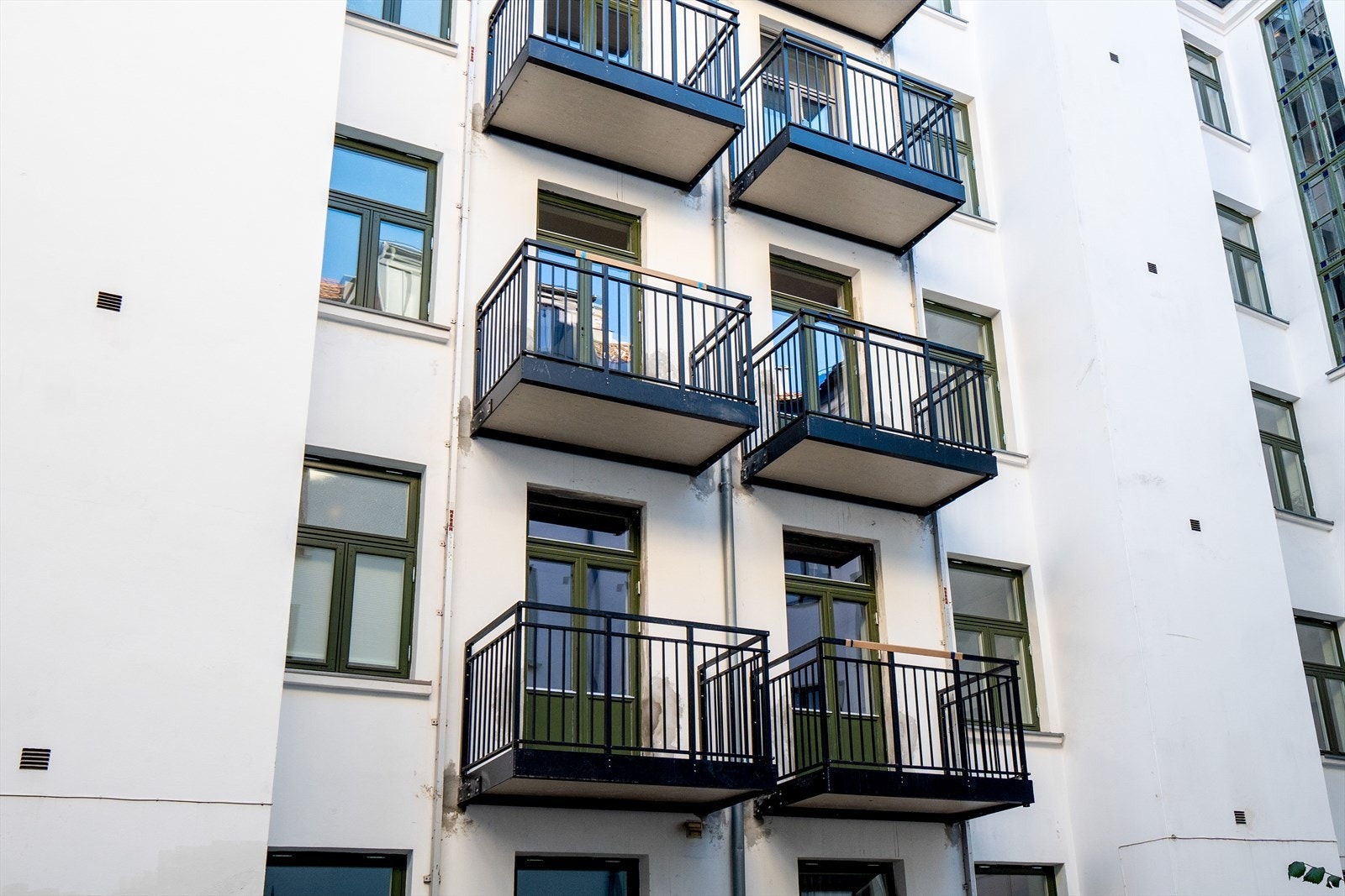 Balkong som vender mot rolig bakgård Galleribilde