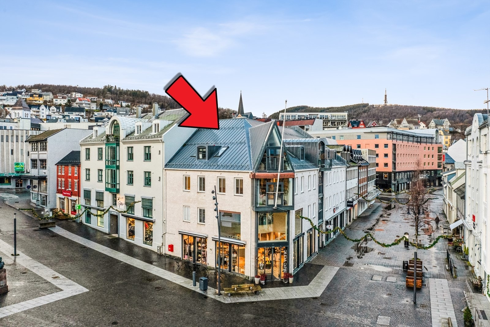 Velkommen til Strandgata 1! Her bor du midt i smørøyet med alt du trenger i nærheten! Galleribilde