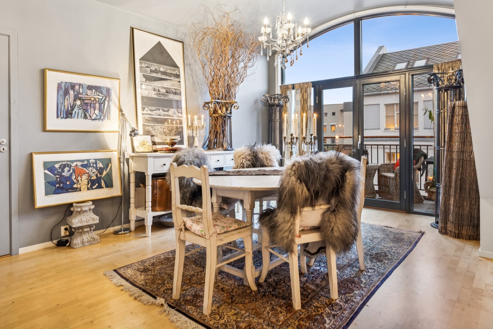 På kjøkkenet er det god plass til spisebord og her er det også utgang til koselig balkong ut mot Strandagata Galleribilde